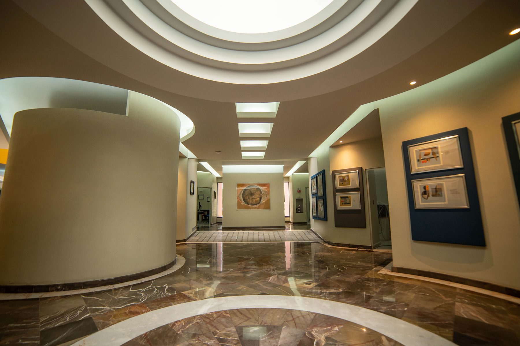 Interior actual de Fundación Castañón: galería circular con iluminación arquitectónica