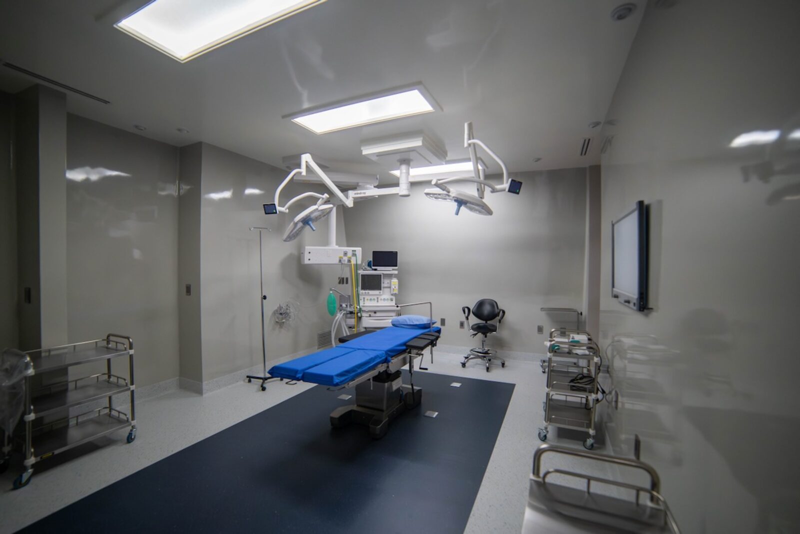 Quirófano de Fundación Castañón con lámparas quirúrgicas y equipamiento de estándar hospitalario